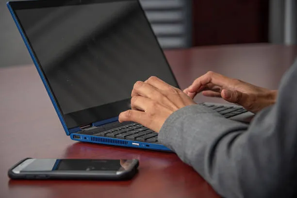 Человек работает с ноутбуком